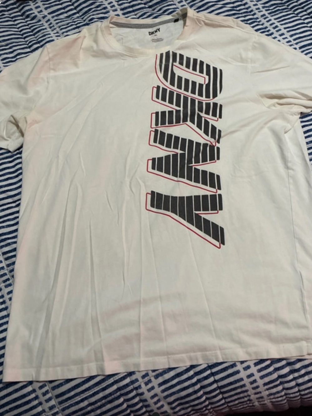 DKNY Menās Cream Tee with Black and Red Graphic